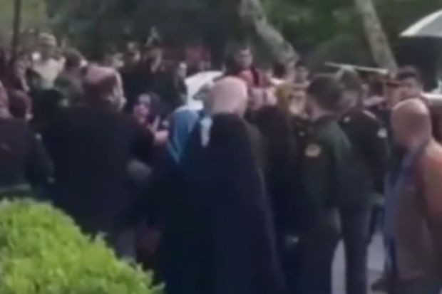 İranda repressiv qüvvələrlə əhali arasında qarşıdurma: Qızları özləri ilə aparmaq istədilər - VİDEO
