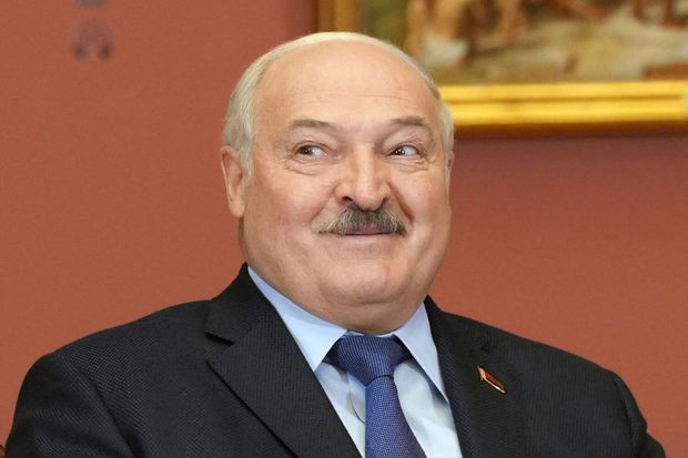 Lukaşenko nüvə başlığını qucaqladığını bildirib